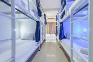 une chambre avec deux lits superposés dans un hôpital dans l'établissement The Little Nest Phuket, à Phuket