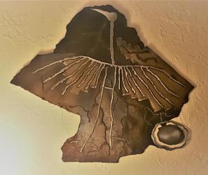 a painting of a leaf on a ceiling at Stone Lizard Lodge in Blanding