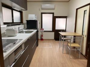 una cucina con lavandino e tavolo di Yasunoya #HH2x a Toyama