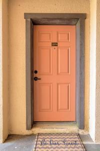 una puerta naranja en el lateral de un edificio en Tiki 128, en South Padre Island 11 fotos más