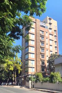 Theory9 Premium Service Apartments Bandra في مومباي: مبنى طويل على جانب شارع