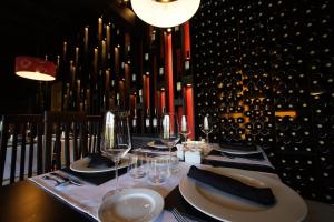 بوسادا ريال لا ينسولا في El Puente: طاولة في قبو النبيذ مع الأطباق وكؤوس النبيذ