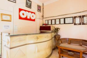 a restaurant with a counter and a table at SUPER OYO 3024 Hotel Kebon Manis in Cilacap