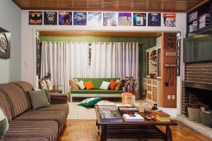 ein Wohnzimmer mit einem Sofa und einem Tisch in der Unterkunft Casa Wilma Dinnebier Hospedagem in Gramado