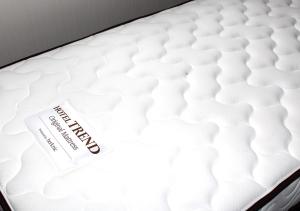 un primer plano de un colchón blanco con la palabra colchón en Hotel Trend Abeno Tennoji, en Osaka