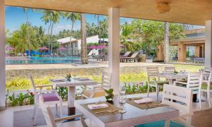 Бассейн в Avani Kalutara Resort или поблизости