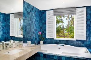 Ванная комната в Avani Kalutara Resort