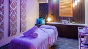 ein lila Zimmer mit einem Bett und einem Waschbecken in der Unterkunft Crowne Plaza Hawkesbury Valley, an IHG Hotel in Windsor