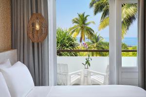 Кровать или кровати в номере Avani Kalutara Resort