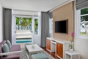 TV a/nebo společenská místnost v ubytování Avani Kalutara Resort