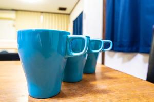 tre tazze blu appoggiate su un tavolo di AMP FLAT Tenjin Minami Ⅱ a Fukuoka Altre 10 foto