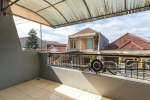 balcone con vista su una casa di RedDoorz near Widya Mandala University a Surabaya