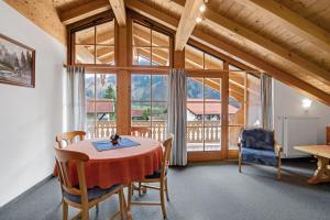 comedor con mesa y ventana grande en Petrushof Ferienwohnung Rechenberg, en Oberwössen