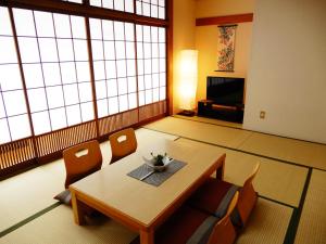 東京的住宿－東京中央青年旅舍，一间带桌椅和电视的用餐室