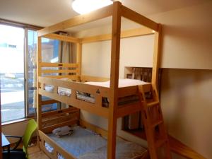 鳥取市にある鳥取ゲストハウス ミライエBASEの窓付きの部屋の二段ベッド1台分です。
