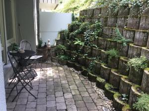 a garden with a fence and a table at Appartement 29/1 in Schwäbisch Hall