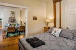 A bed or beds in a room at 1858 Edgeland Avenue, Unit One