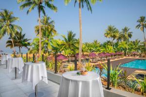 Бассейн в Avani Kalutara Resort или поблизости