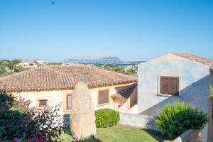 vista su una casa con tetto di Sardegna Pittulongu Villetta vista mare a Olbia