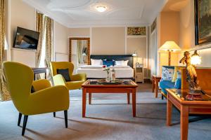 een hotelkamer met een bed en een woonkamer bij Romantik Jugendstilhotel Bellevue in Traben-Trarbach