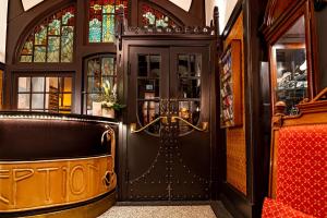 a entrance to a room with a door and stained glass at Romantik Jugendstilhotel Bellevue in Traben-Trarbach