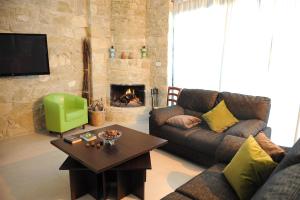 a living room with a couch and a fireplace at Esperando in Maroni