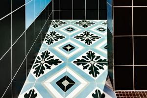 a tiled floor in a bathroom with black and white tiles at Romantik Jugendstilhotel Bellevue in Traben-Trarbach