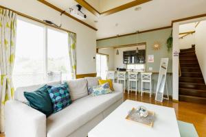 Beach House Villa Kashima tesisinde bir oturma alanı