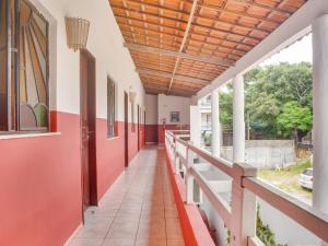 an empty corridor of a building with a wooden ceiling at Pousada Pepone - Fortaleza Centro in Fortaleza