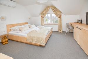 a bedroom with a bed and a desk and a window at Beskid Ski Villa in Wisła +69 photos