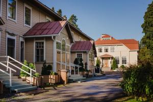 une rangée de maisons aux toits violets dans l'établissement Wanha Karhunmäki, à Karhunmäki