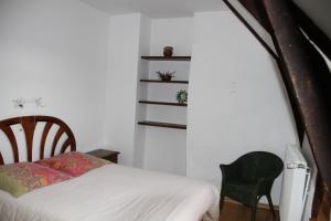 Postel nebo postele na pokoji v ubytování Hôtel Auberge du Combaïre