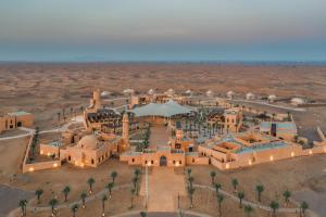 una vista aérea de un pueblo en el desierto en Al Badayer Retreat by Sharjah Collection en Sharjah