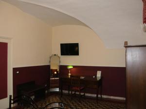 A television and/or entertainment centre at Il Gattopardo House