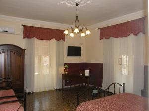 A television and/or entertainment centre at Il Gattopardo House