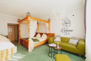 Uma cama ou camas num quarto em Gasthof Berghof