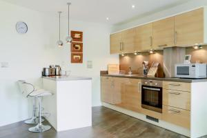 A kitchen or kitchenette at Oakdale at Cardinal Place