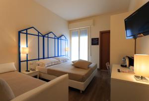 A television and/or entertainment centre at Mini Hotel