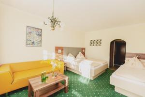 Uma cama ou camas num quarto em Gasthof Berghof