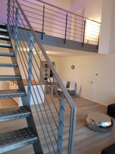 una escalera que conduce a la 2a planta de una casa en WH Boardinghouse, en Papenburg