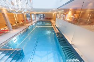 a large swimming pool in a building at Hotel Tyrolerhof in Sölden