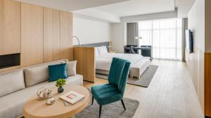 高雄的住宿－晶英國際行館 ，酒店客房,配有床和沙发