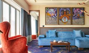 Uma área de estar em NYX Hotel Dublin Christchurch