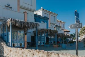 un cartello stradale di fronte a un edificio di ON Family Playa de Doñana a Matalascañas