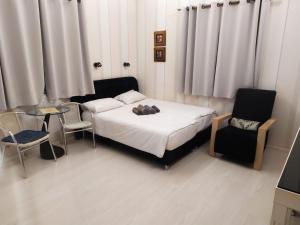 Cama ou camas em um quarto em Pinsker Garden Apartment - Petah Tikva