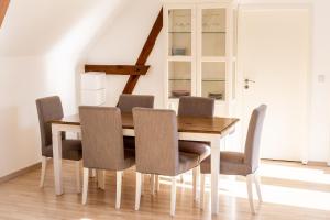 jadalnia ze stołem i krzesłami w obiekcie Landhof Potsdam w Poczdamie