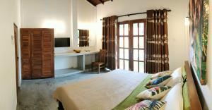 坦加拉的住宿－Family Home，一间卧室配有一张床和一张书桌