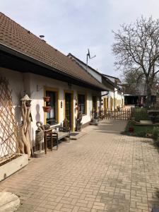 un patio de un edificio con estatuas. en Ferienhaus Karin en Schönabrunn