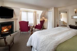 um quarto de hotel com uma cama e uma lareira em The Inn at Thorn Hill em Jackson