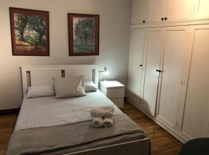 Un dormitorio con una cama con una toalla. en Clasico y funcional apartamento centro bilbao by urban hosts, en Bilbao